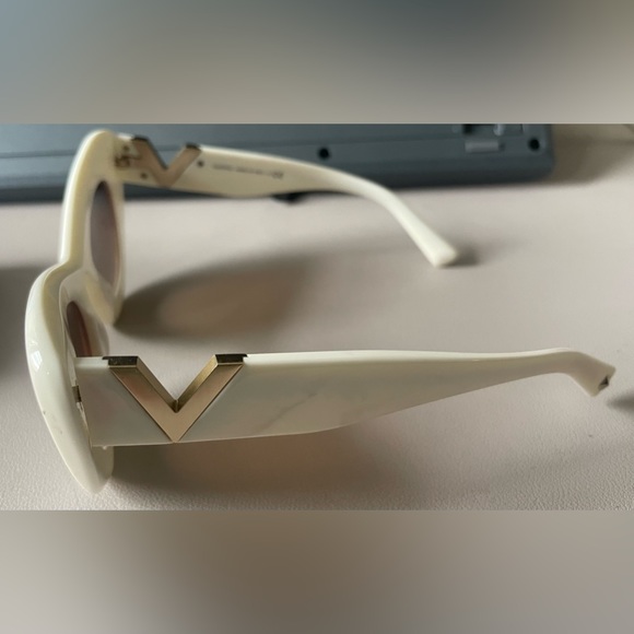 VLOGO SIGNATURE ACETATE CAT-EYE FRAMES
IVORY/GRADIENT BROWN